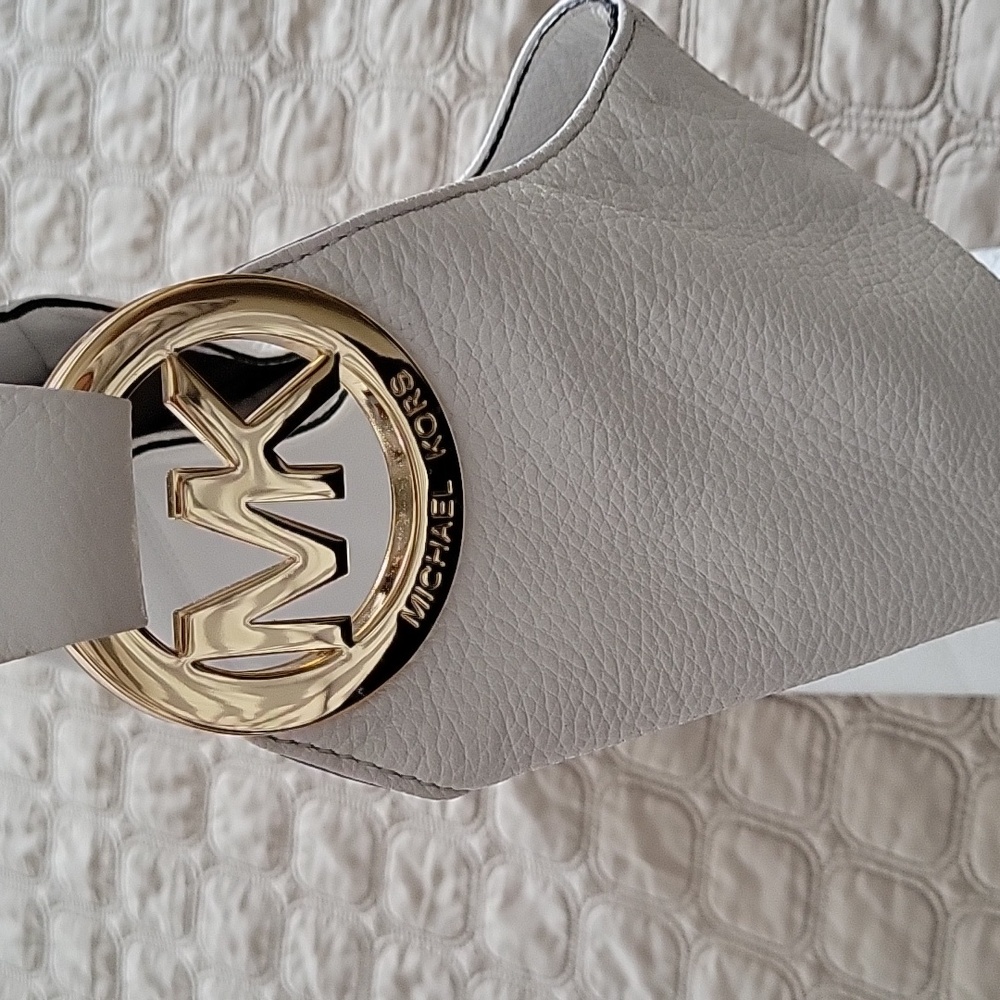 Michael Kors Elegant White Leather Hobo Bag - Picture 2 of 9
